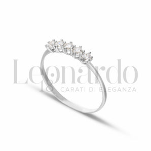 Bague alliance en or blanc sertie de zirconiums